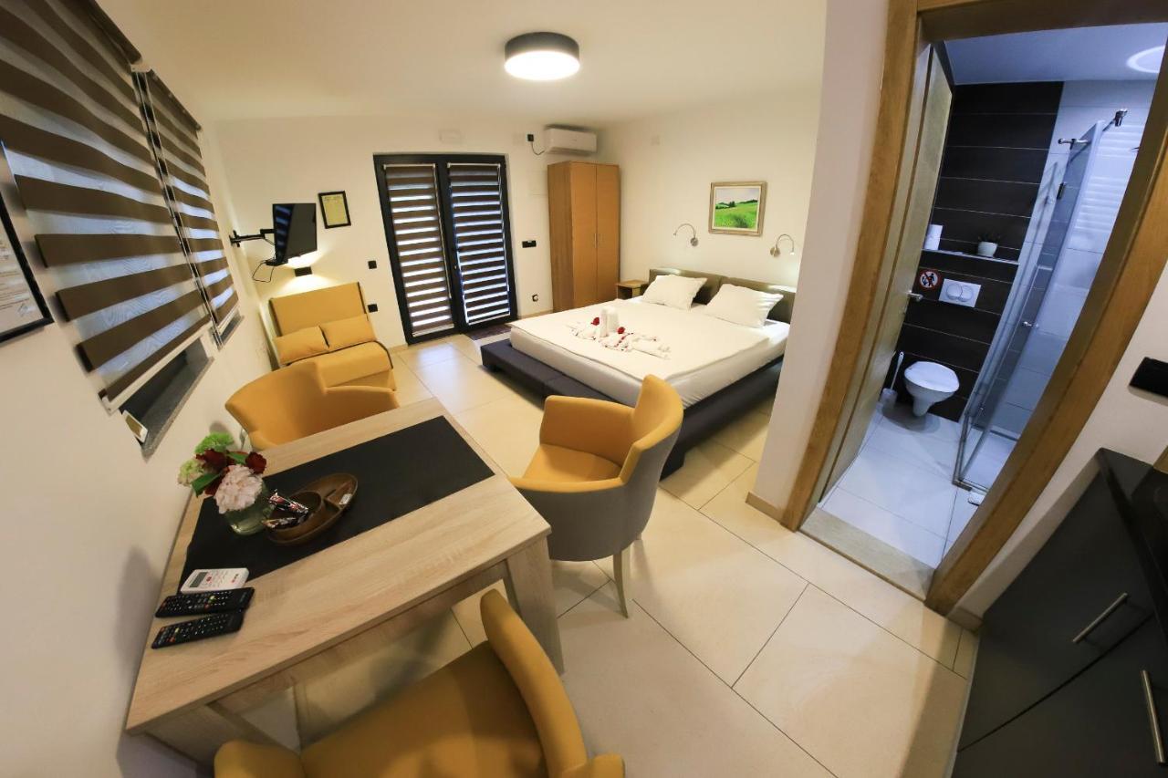 Apartments Oeneus Racic Exterior photo
